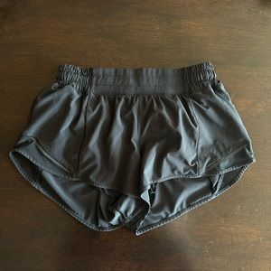 Lululemon Hotty Hot Low-Rise Lined Short 2.5”